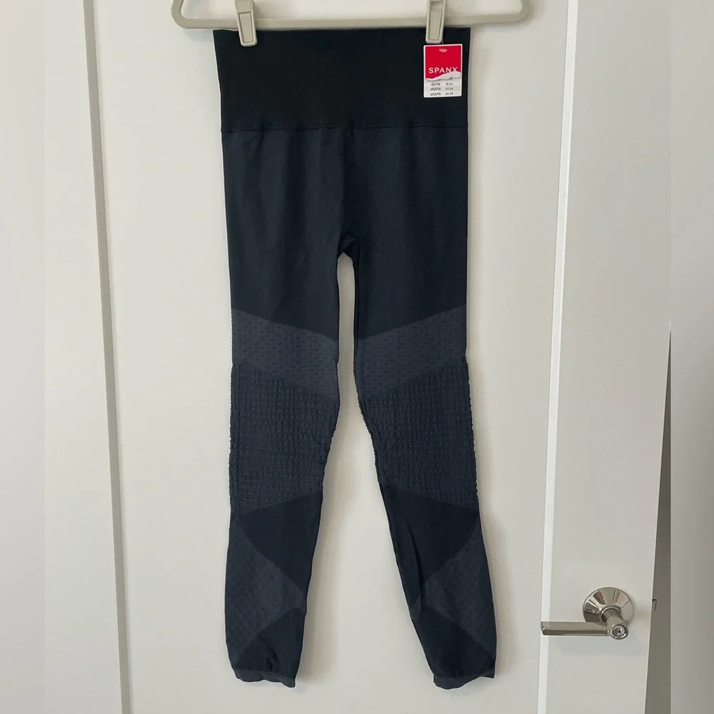 NWT SPANX Seamless Moto Legging, Very Black, Size M
